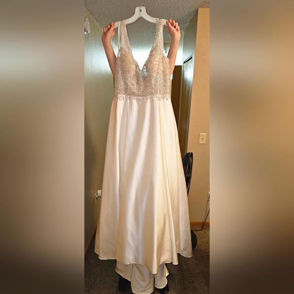Size 14 beaded Aline wedding dress with pockets unaltered - Picture 16 of 16